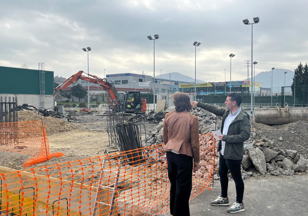 El concejal de Deportes, Jon Zugazagoitia, junto a la directora del IMD, comprueban el estado de las obras.