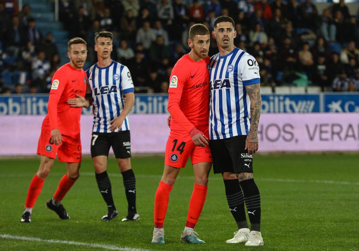 Antonio Blanco y Miguel esperan un centro a balón parado.