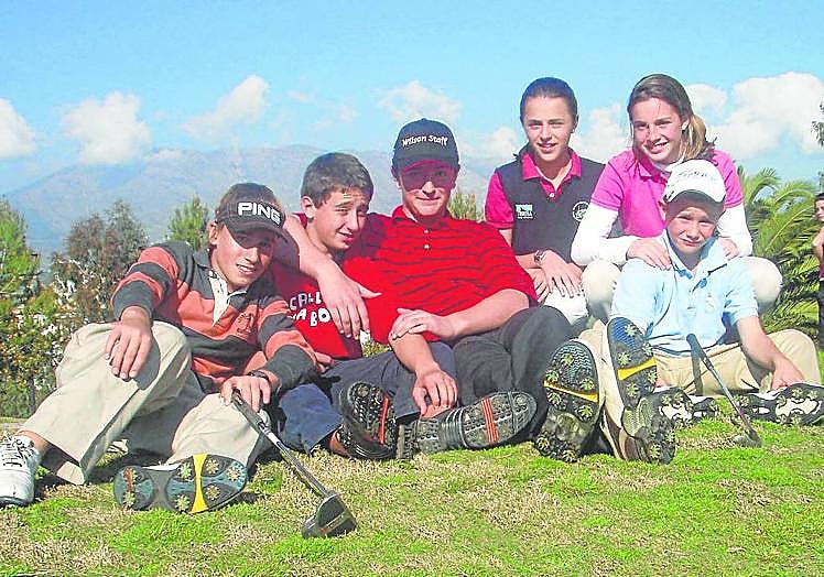Rahm, de rojo en el centro, junto a varios compañeros en sus comienzos en el golf.