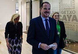 Carlos Iturgaiz, acompañado de Esther Martínez y Raquel González, este martes en Bilbao.