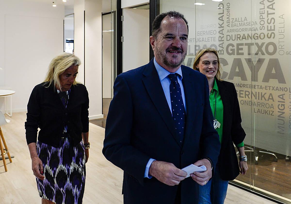 Carlos Iturgaiz, acompañado de Esther Martínez y Raquel González, este martes en Bilbao.