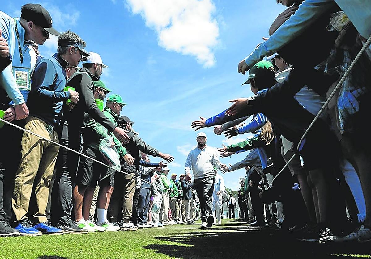 El número uno del mundo se dirige al tee del primer hoyo en la ronda final de .