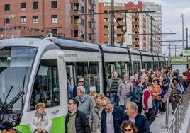 Una de las unidades a su paso por Salburua.