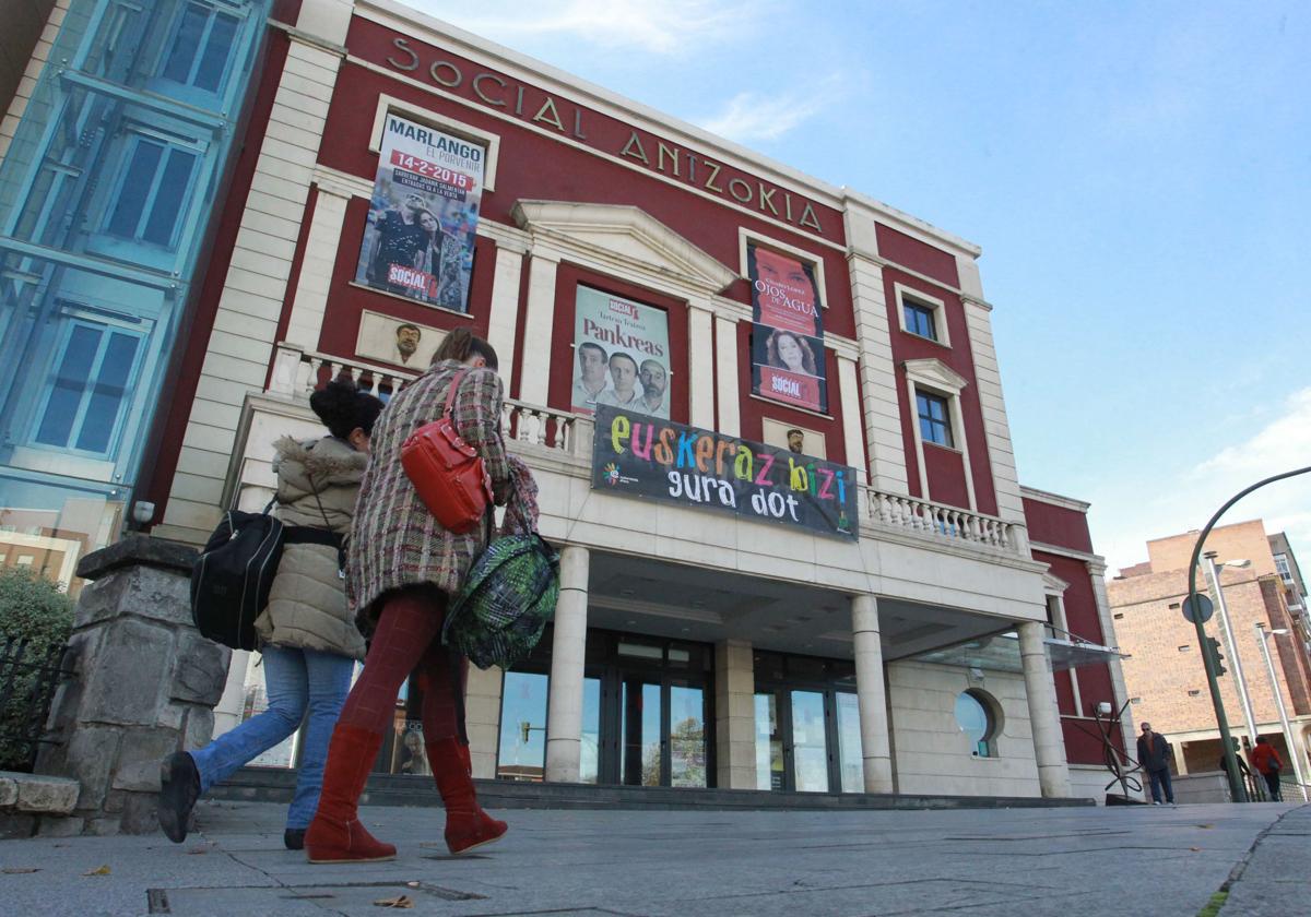 Vista exterior del teatro basauritarra.