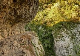 En busca de las hadas, por la senda hundida en la roca