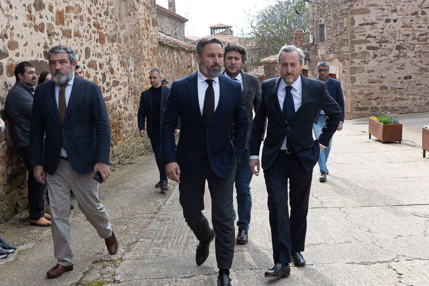 El líder de Vox, Santiago Abascal, a su llegada al entierro del escritor Sánchez Dragó.