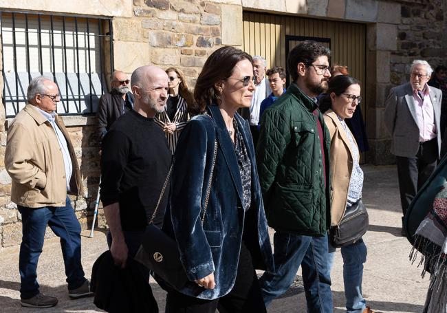 La actriz Aitana Sánchez Gijón junto con otros amigos del autor.