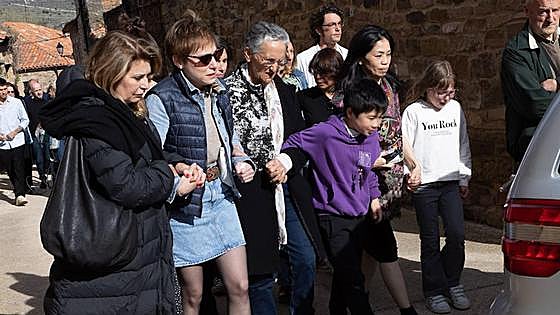 El funeral de Sánchez Dragó reúne en Soria a su joven viuda, sus exmujeres y sus hijos