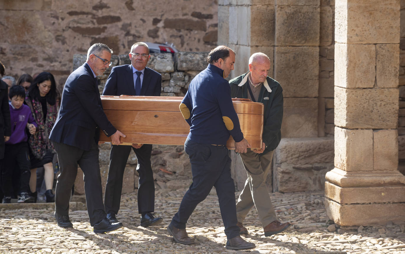 Cuatro hombres portan el ataúd en el entierro del escritor Sánchez Dragó.