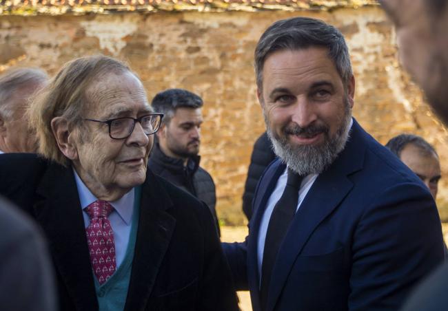 Ramón Tamames junto con Santiago Abascal.