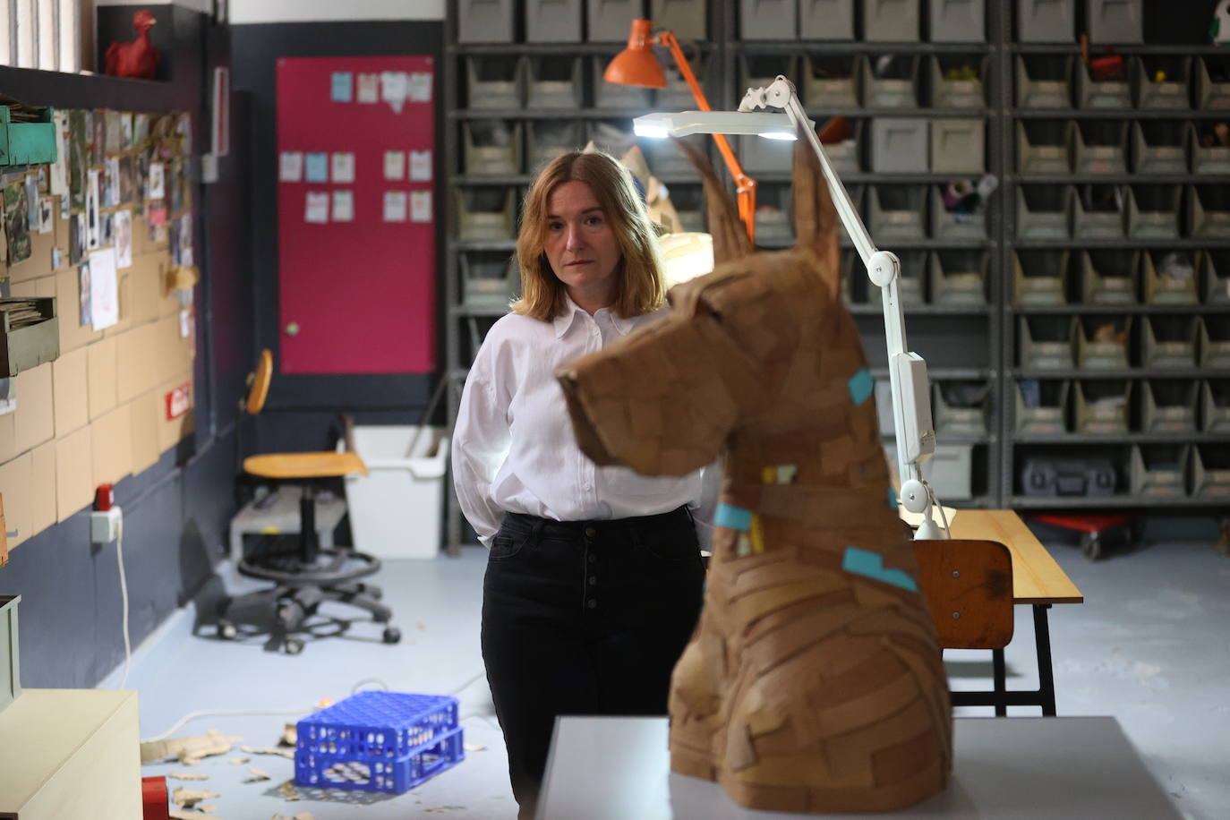 Por qué triunfan estos perros de cartón de 1.000 euros que se hacen en Bilbao