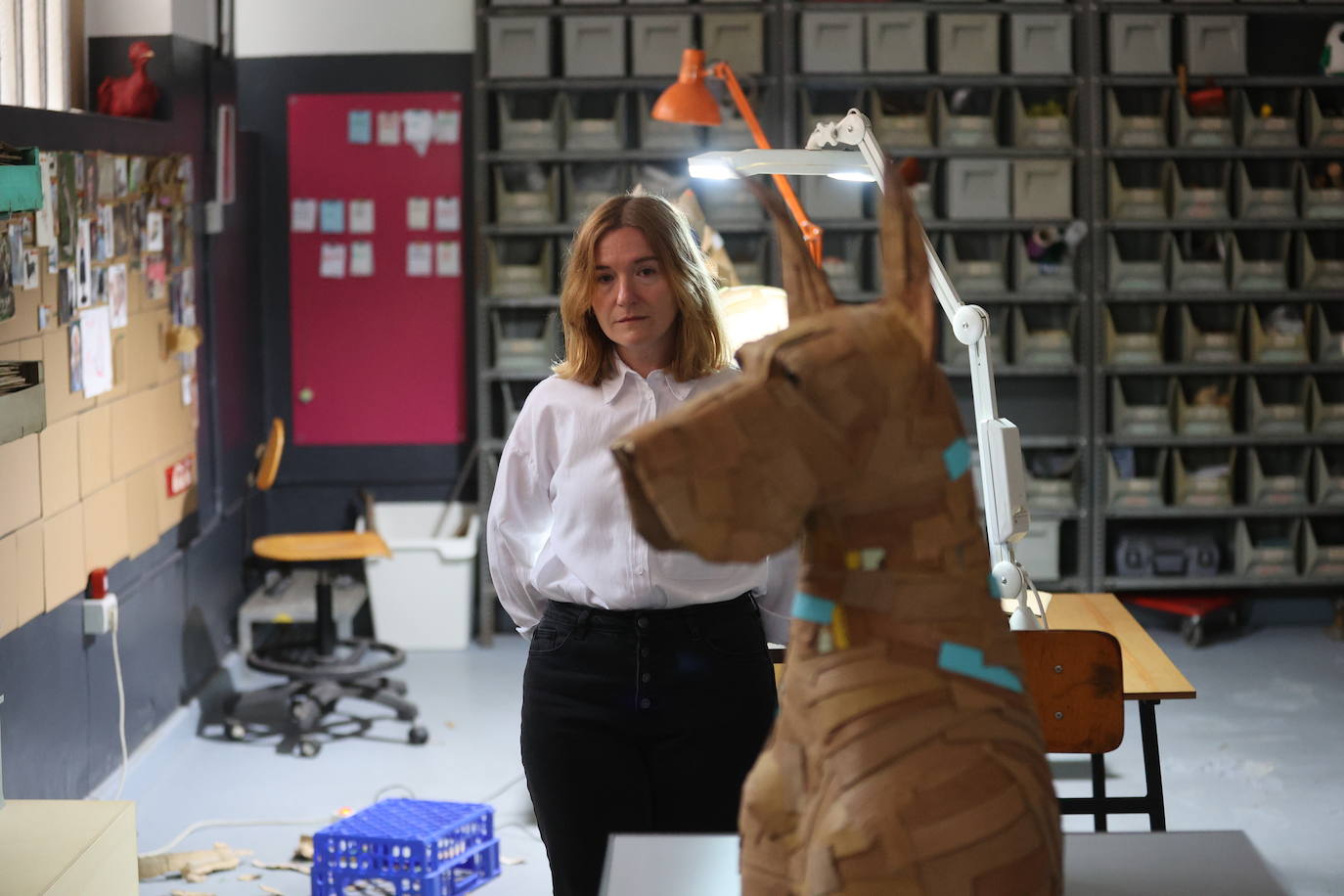 Por qué triunfan estos perros de cartón de 1.000 euros que se hacen en Bilbao