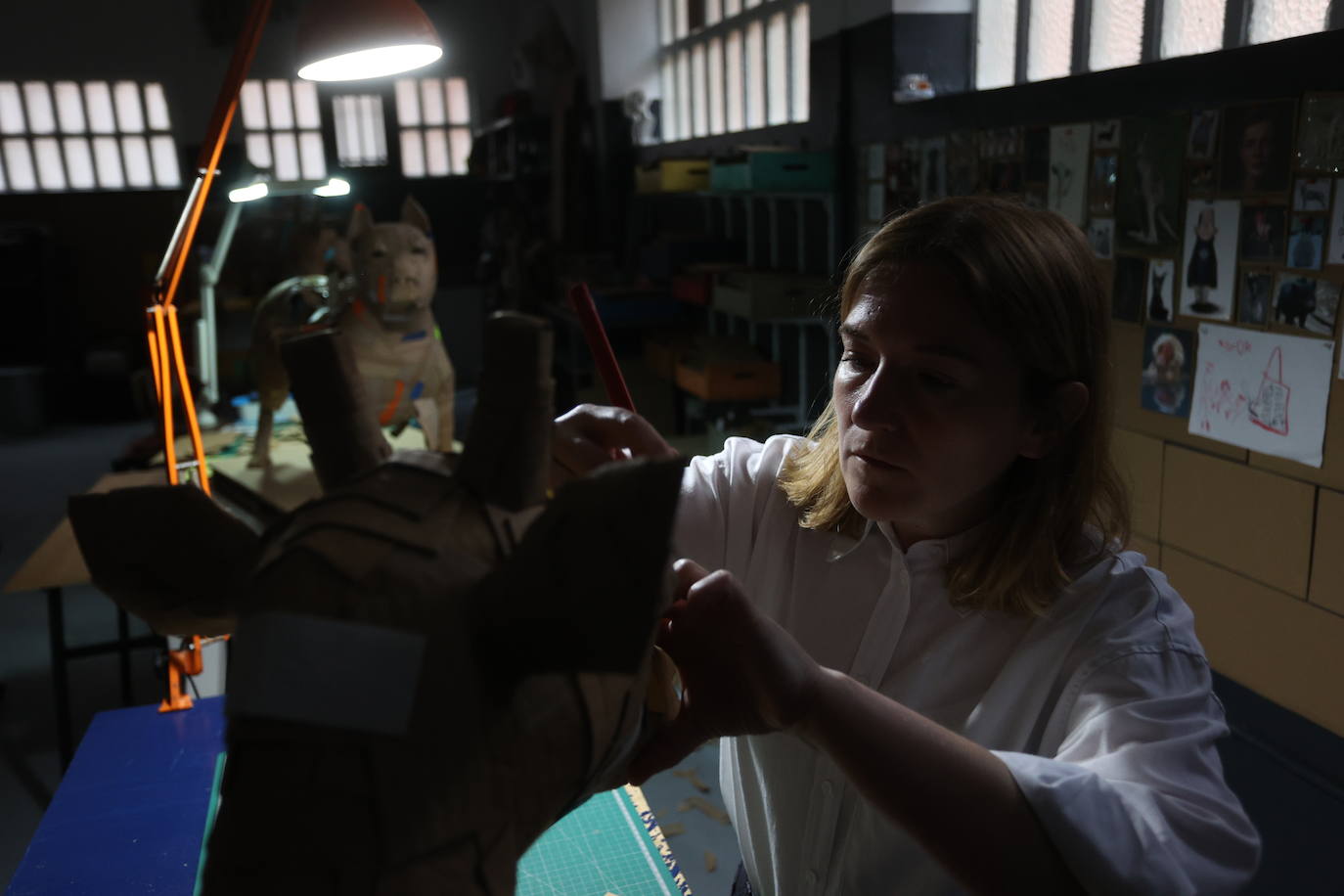 Por qué triunfan estos perros de cartón de 1.000 euros que se hacen en Bilbao