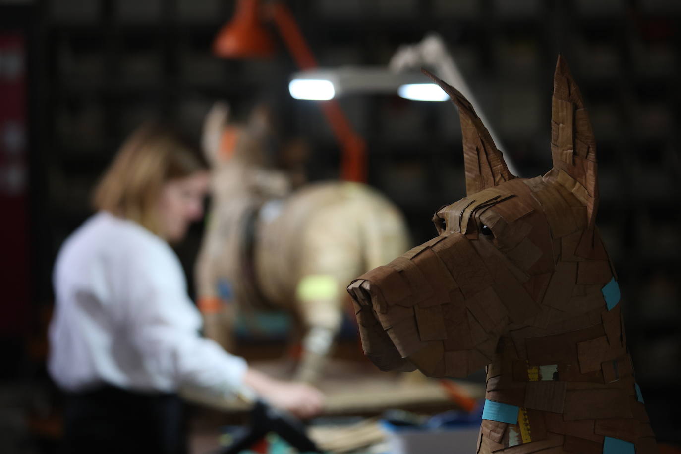 Por qué triunfan estos perros de cartón de 1.000 euros que se hacen en Bilbao