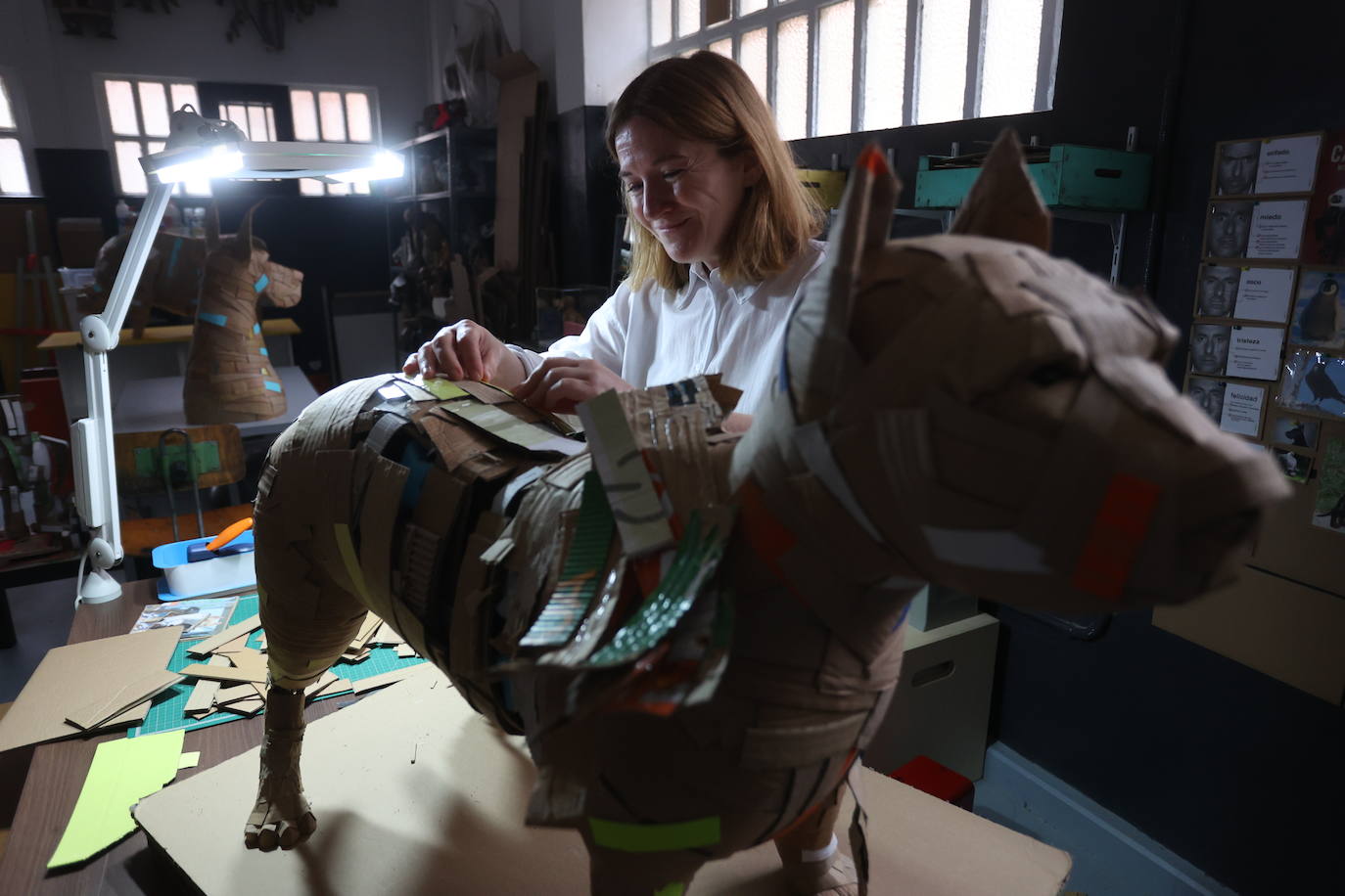 Por qué triunfan estos perros de cartón de 1.000 euros que se hacen en Bilbao