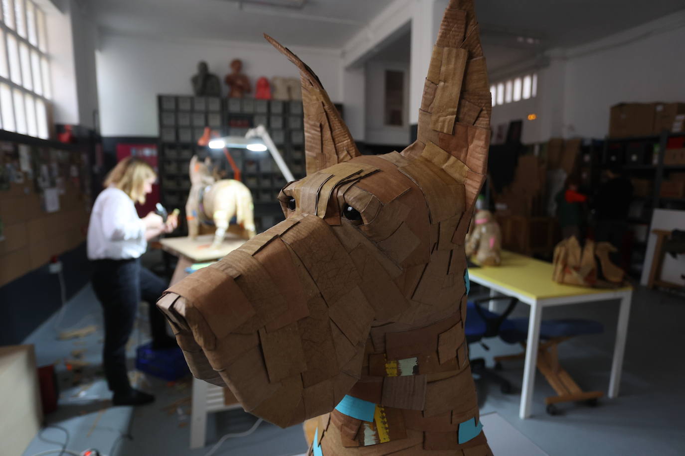 Por qué triunfan estos perros de cartón de 1.000 euros que se hacen en Bilbao