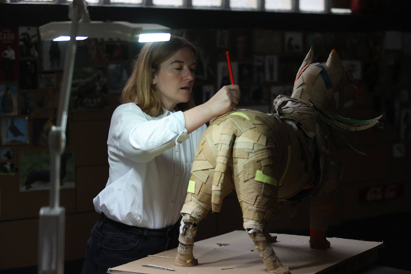 Por qué triunfan estos perros de cartón de 1.000 euros que se hacen en Bilbao