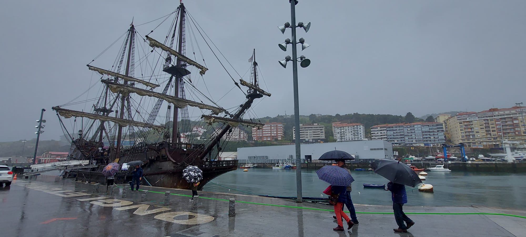 El imponente galeón &#039;Andalucía&#039; atraca en el puerto de Bermeo