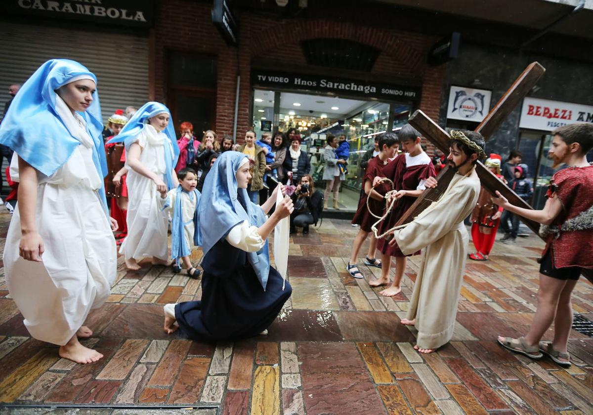 Las calles de Balmaseda volverán a acoger la representación infantil de la Pasión Viviente, en la que Jesús porta una cruz de 20 kilos.