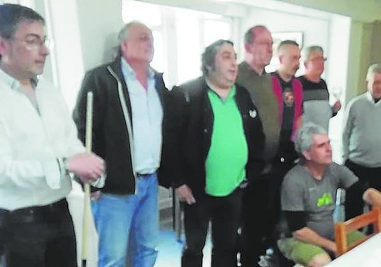 Grupo de personas siguen las explicaciones de Nerea Alustiza.