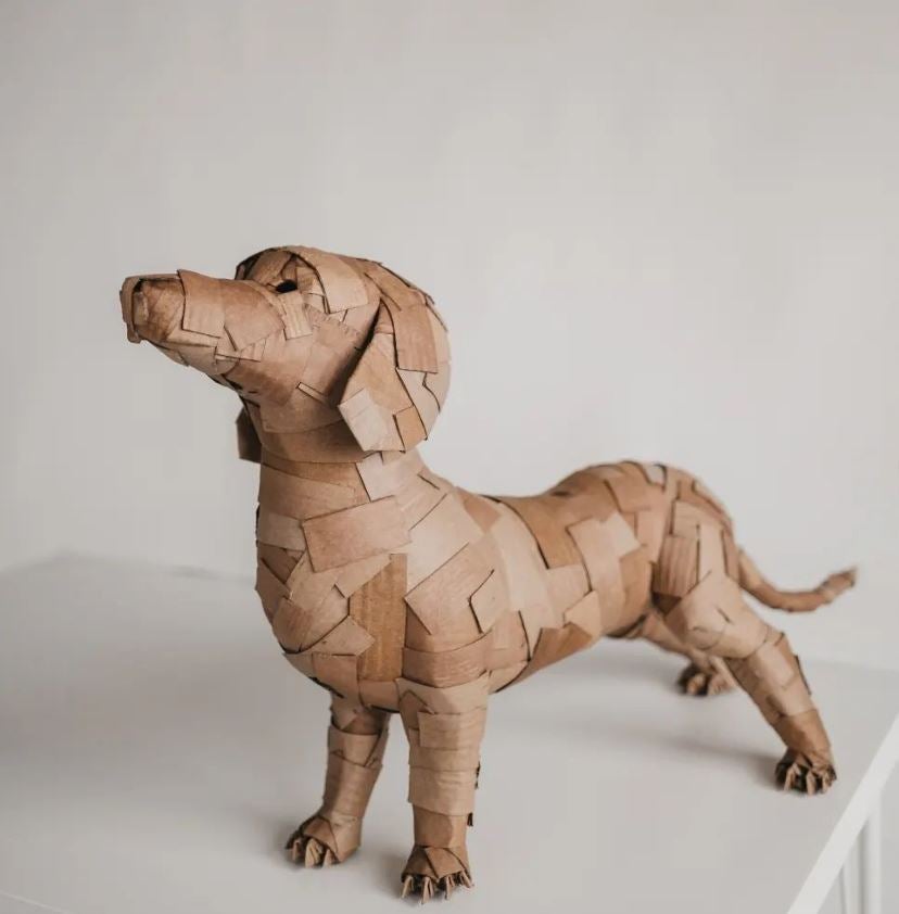 Por qué triunfan estos perros de cartón de 1.000 euros que se hacen en Bilbao
