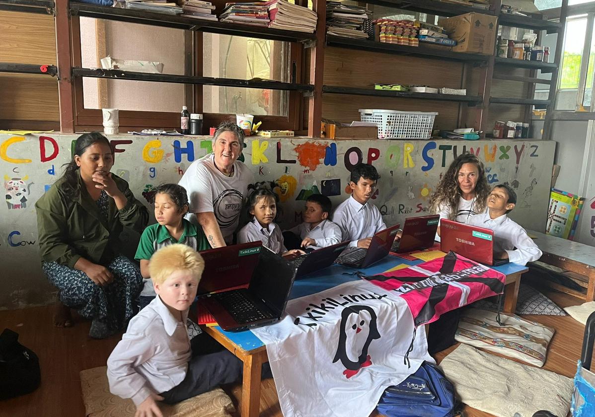 Voluntarias de la ong junto a la profesora y alumnos.