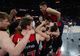 La plantilla azulgrana, exultante de felicidad tras ganar al Manresa, viajó ayer al Pireo concienciada de lograr el pase al play off.