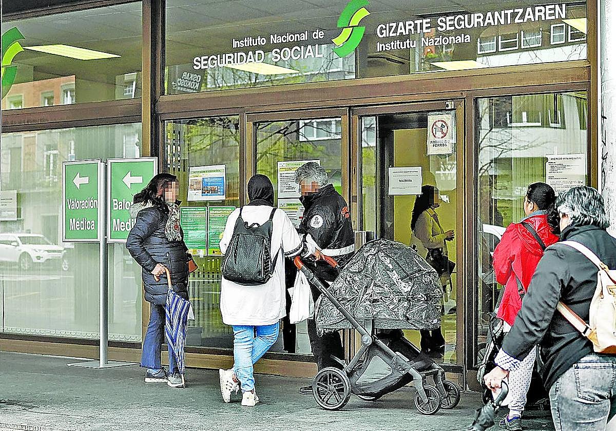 Las personas que acuden hasta la oficina central de Bizkaia, en la Gran Vía de Bilbao, deben contar con cita previa para poder acceder.