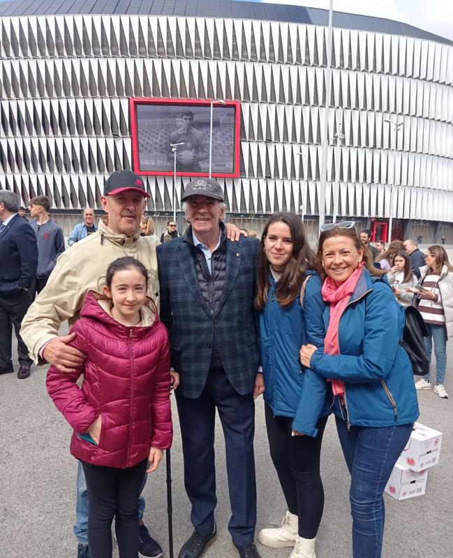 El Chopo Iribar posa junto a la familia.