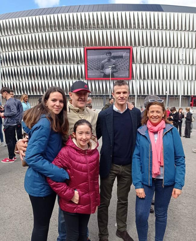 La familia posa con el presidente del Athletic, Jon Uriarte.