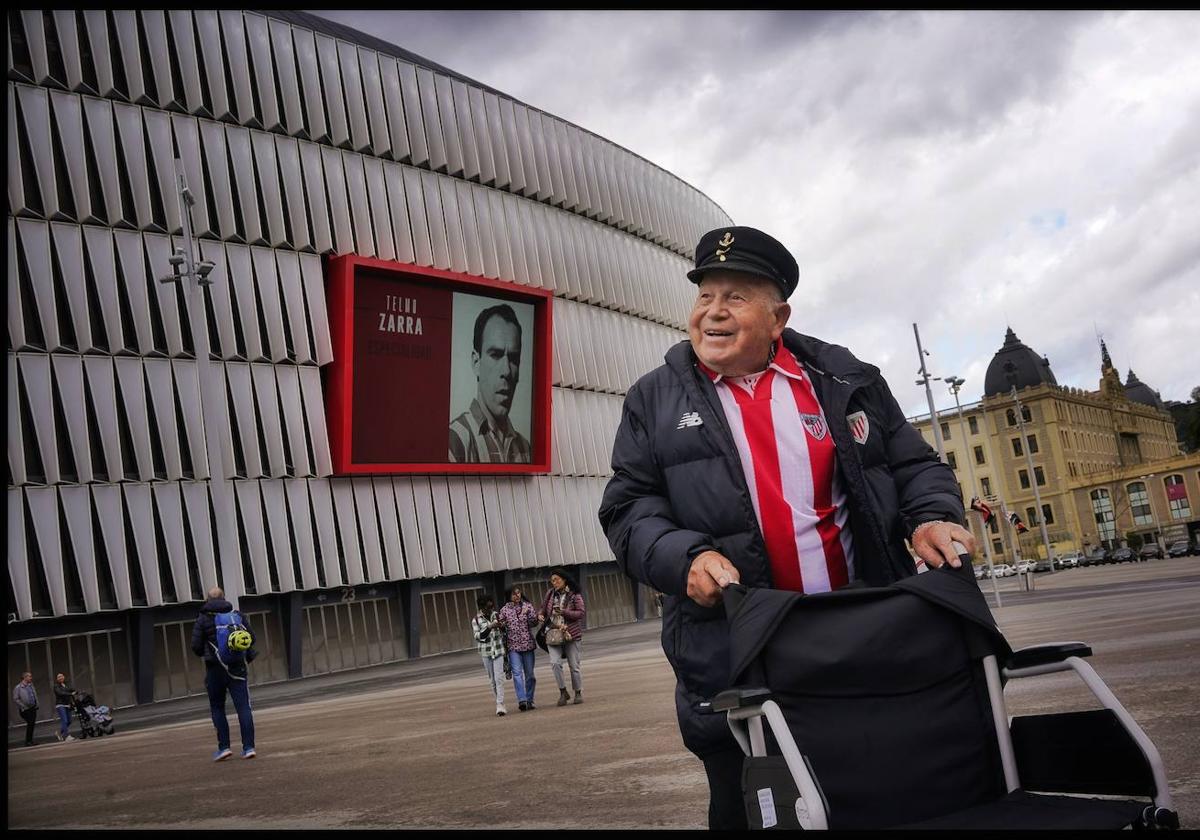 Rafael en los aledaños de San Mamés con la imagen de Zarra al fondo.