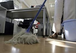 Un profesional realiza labores de limpieza en unas oficinas