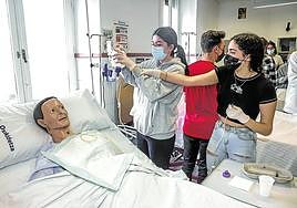 Alumnos de Formación Profesional realizan prácticas en un centro de Vitoria.