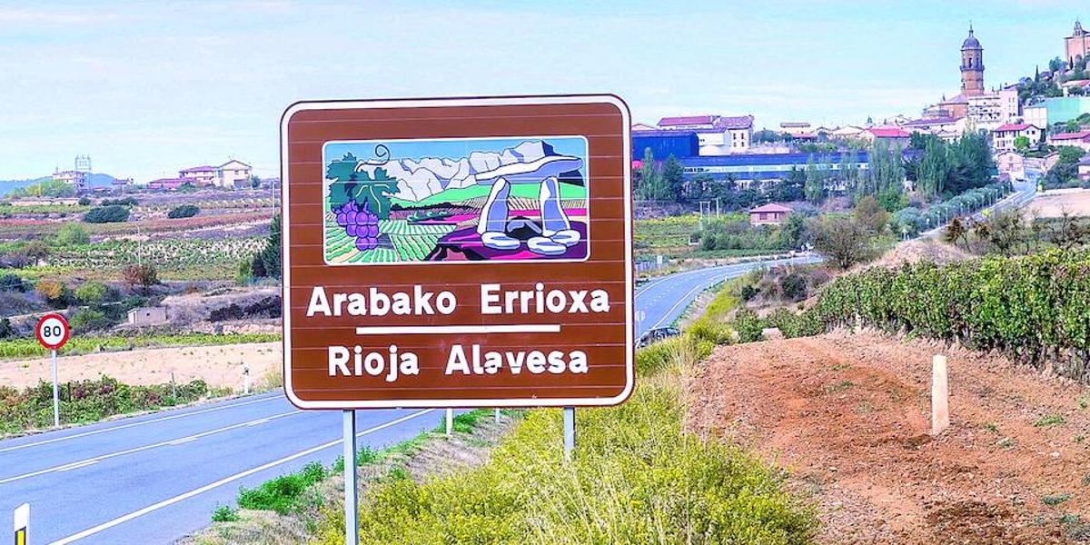 Señal anunciadora de Rioja Alavesa a la entrada de Laguardia.