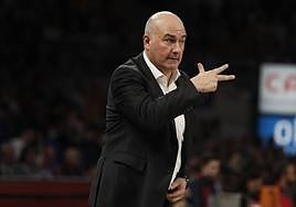 Ponsarnau da indicaciones a los hombres de negro ante el Baskonia.