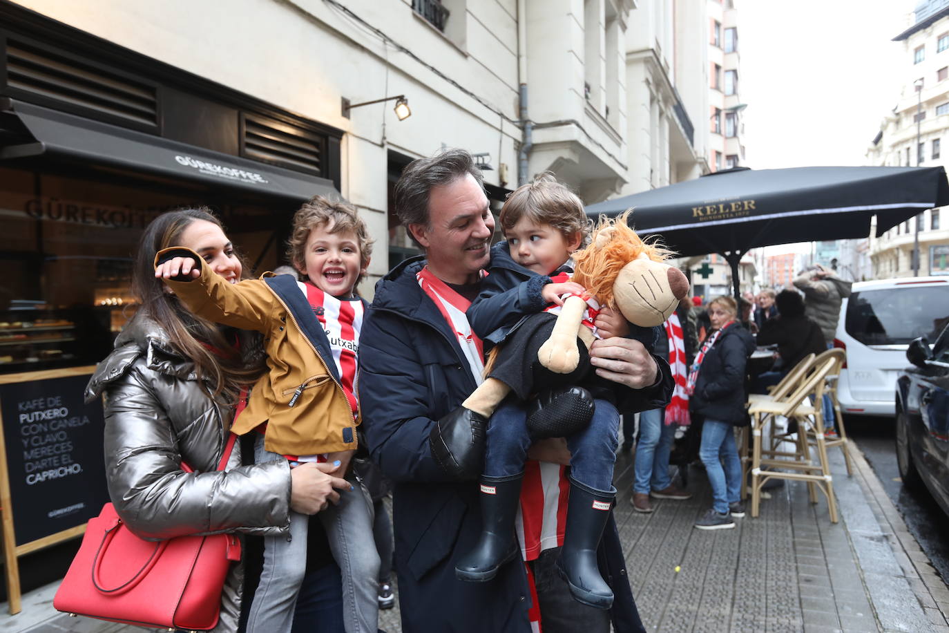 La lluvia desluce el ambiente previo al derbi