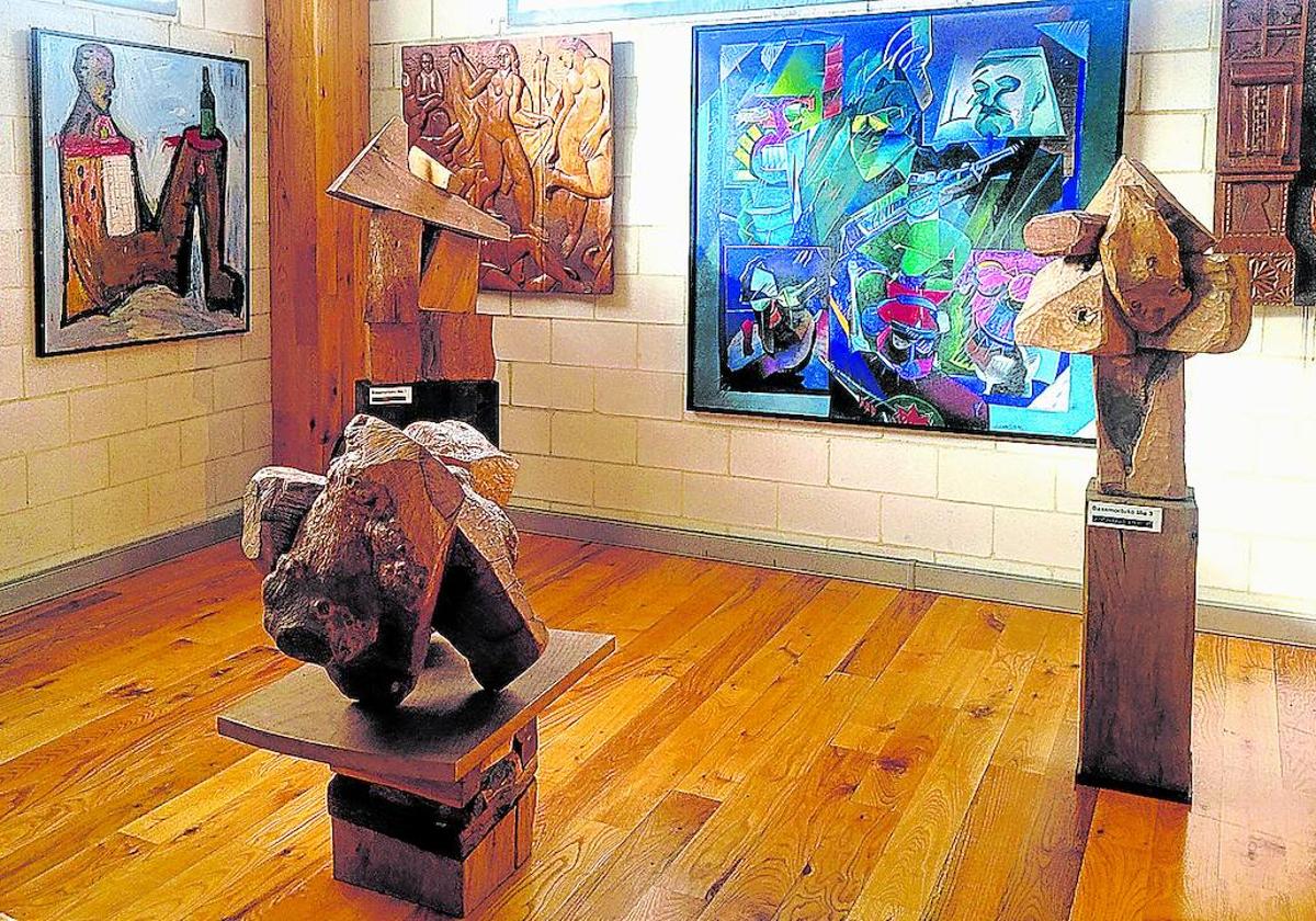 Algunas de las obras de arte contemporáneo que se exponen en la sala de Artziniega.