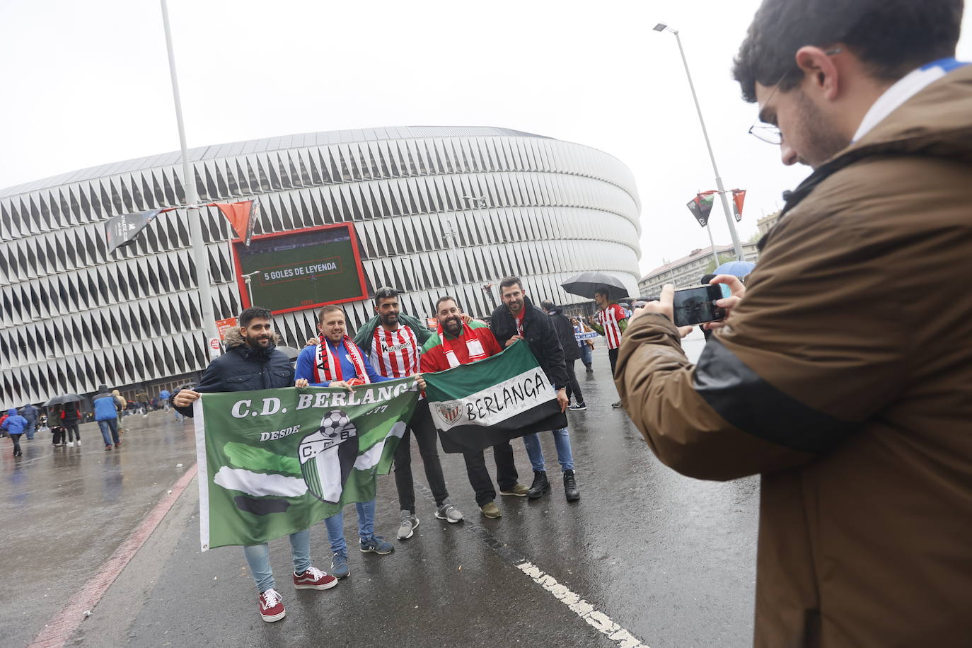 La lluvia desluce el ambiente previo al derbi