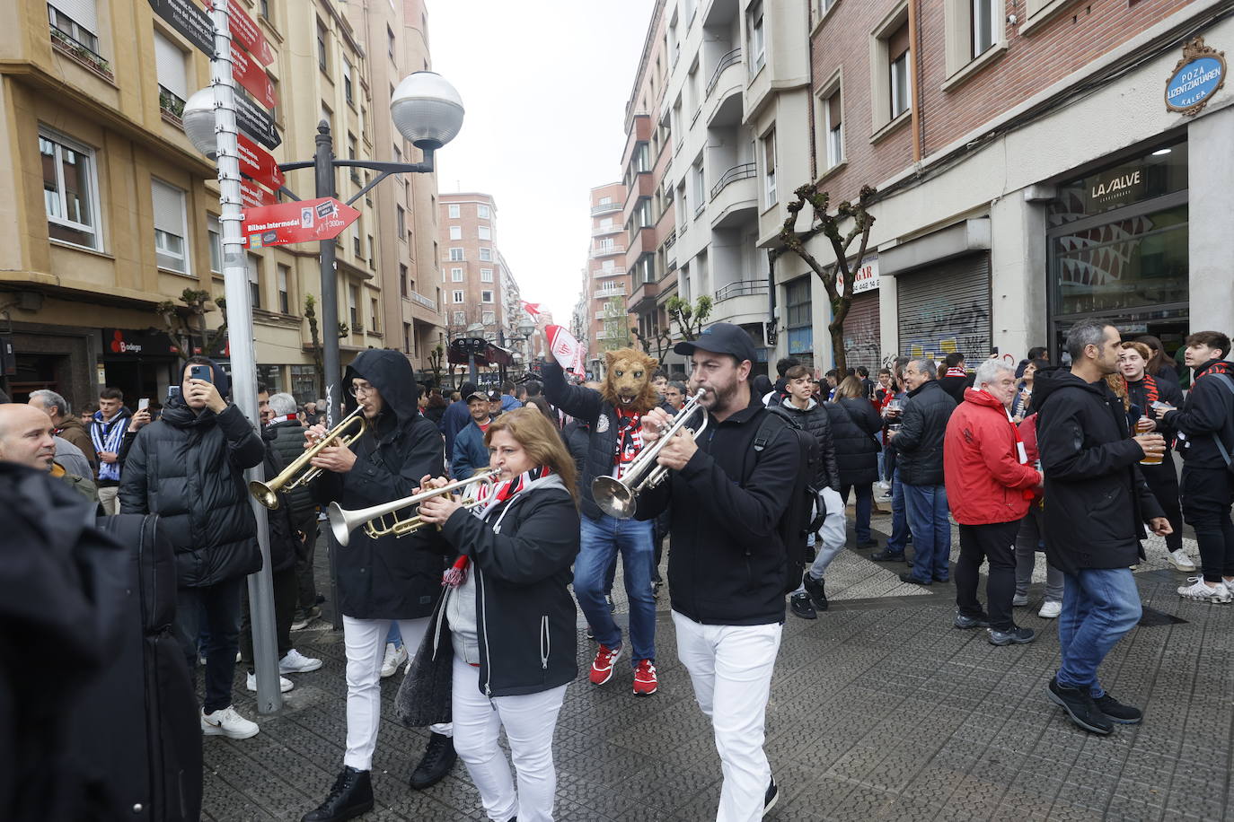 La lluvia desluce el ambiente previo al derbi