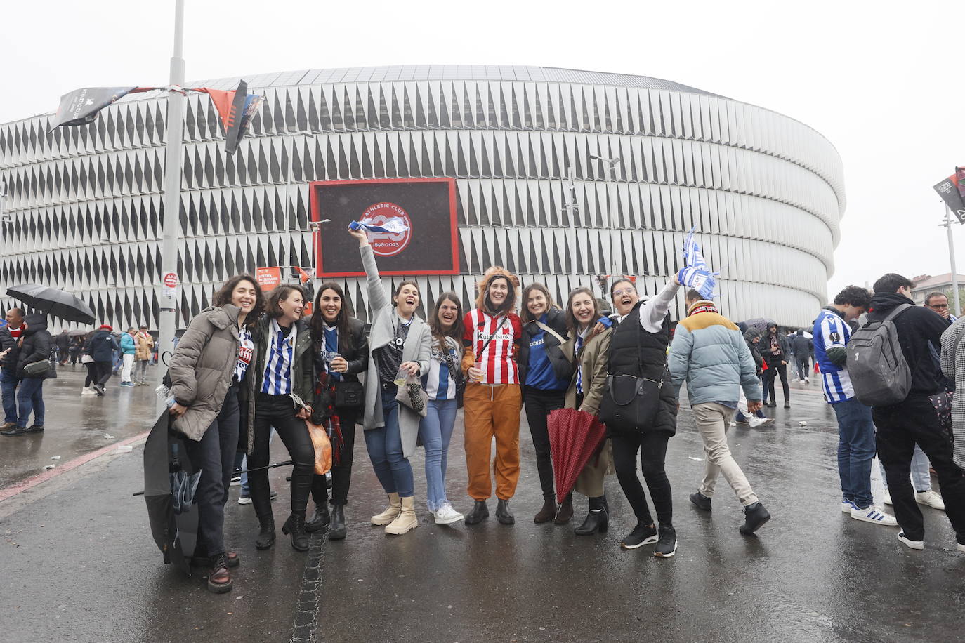 La lluvia desluce el ambiente previo al derbi