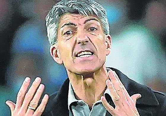 Imanol Alguacil en el campo del Betis.