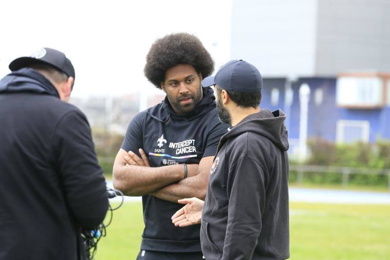 La estrella del fútbol americano Cam Jordan se ejercita en Santurtzi