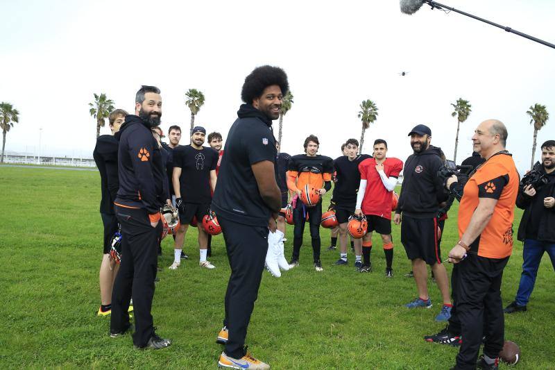 La estrella del fútbol americano Cam Jordan se ejercita en Santurtzi