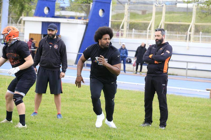 La estrella del fútbol americano Cam Jordan se ejercita en Santurtzi