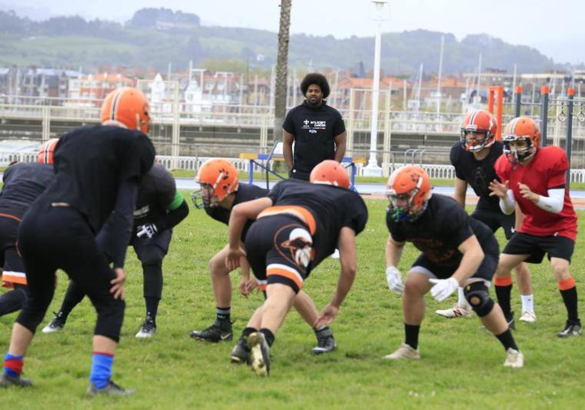 La estrella del fútbol americano Cam Jordan se ejercita en Santurtzi