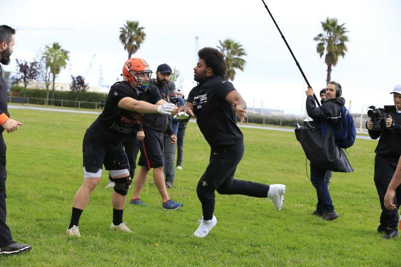 La estrella del fútbol americano Cam Jordan se ejercita en Santurtzi