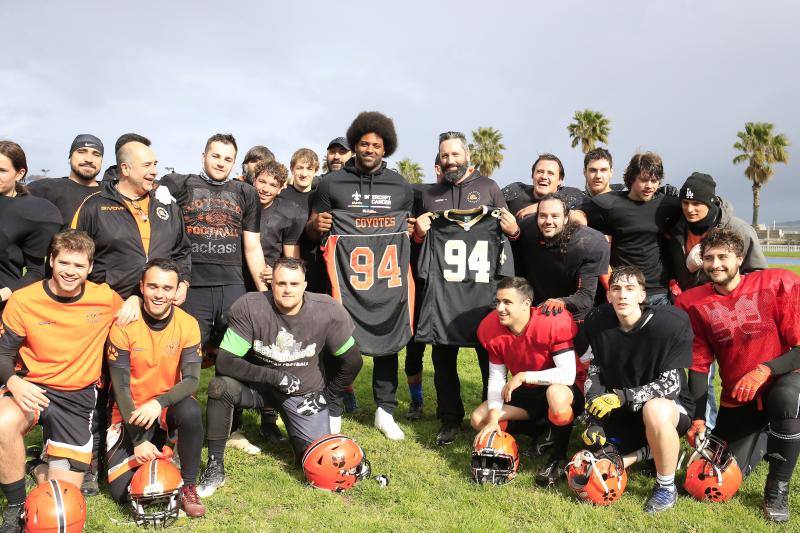 La estrella del fútbol americano Cam Jordan se ejercita en Santurtzi