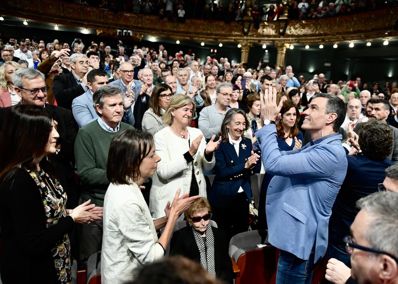 Pedro Sánchez aplaude al público en el homenaje a Ares este sábado en Bilbao.