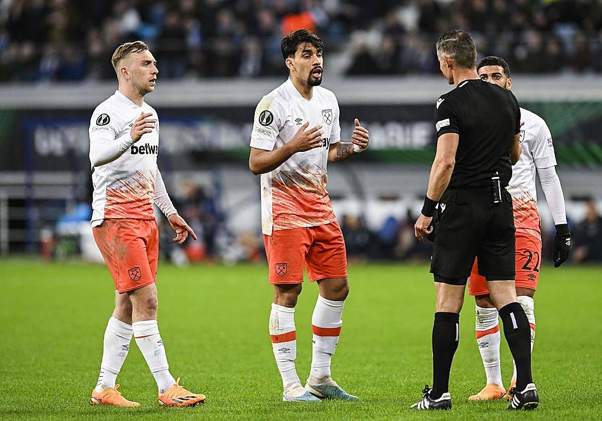 Jugadores del West Ham protestan ante el árbitro en un partido reciente.