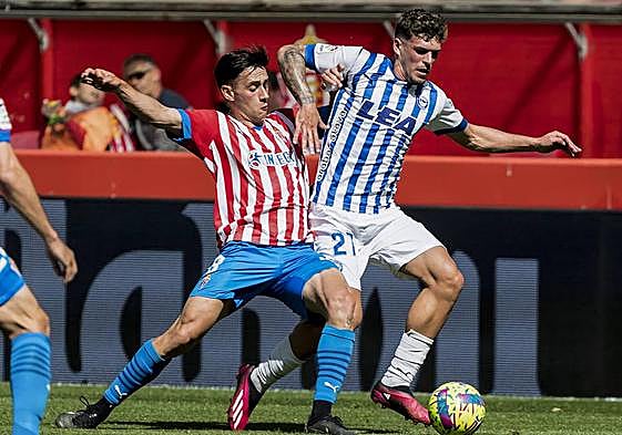 Javi López intenta superar a Pedro Díaz en una de sus internadas por el carril izquierdo.